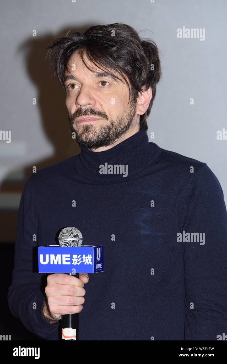 Spanische Drehbuchautor und Regisseur Oriol Paulo besucht eine Road Show für neuen Film 'Mirage' in Shanghai, China, 23. März 2019. Stockfoto