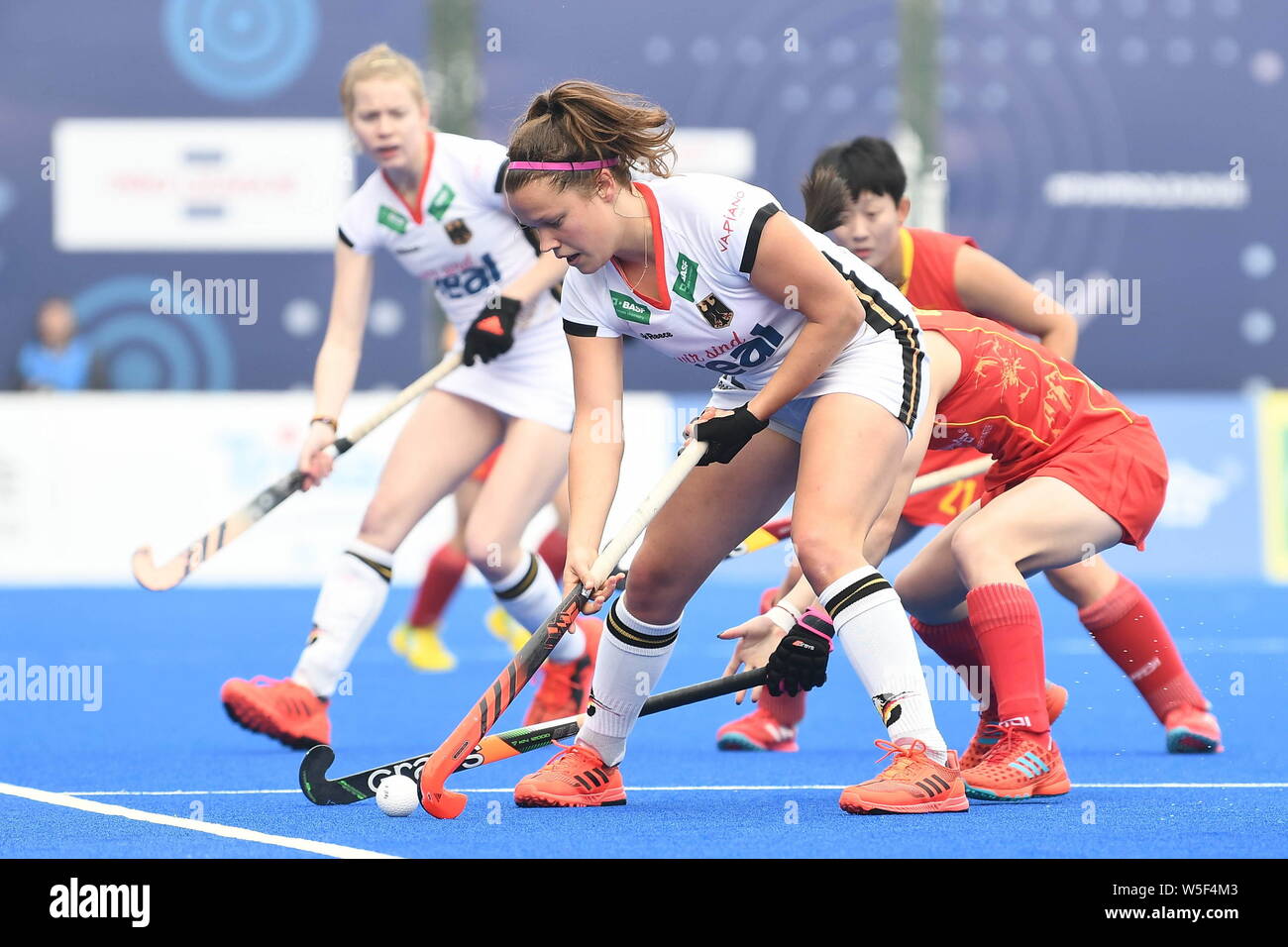 Charlotte Stapenhorst Deutschlands, front, Herausforderungen Spieler von China während ihres Gleichen der2019 FIH Pro Hockey League für Frauen in Hangzhou City, Stockfoto