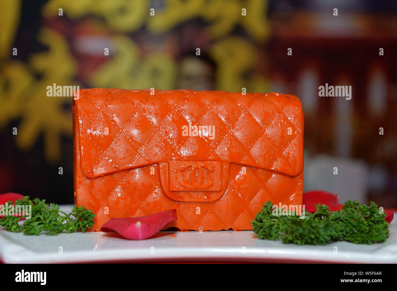 Eine pikante scheuern Schussel wurzen mit Form von Chanel Handtasche ist wahrend der 100. China Essen und Getranke Messe in Chengdu City angezeigt Sudwesten Stockfotografie Alamy