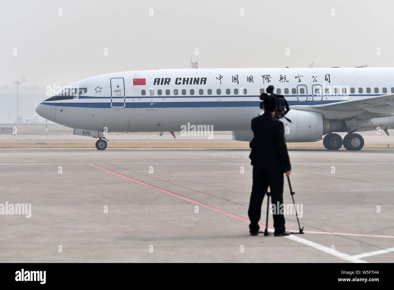 Ein Flugzeug der Air China Taxis an der Beijing Capital International Flughafen in Peking, China, 2. März 2019. Eine Air China Flug von Beijing nach Los Stockfoto