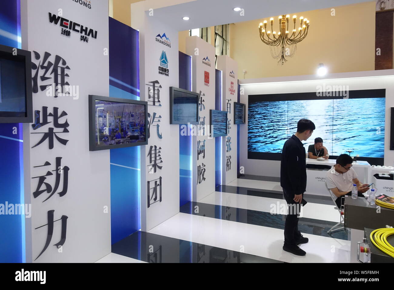 ---- Menschen besuchen den Stand der Weichai Power während der Expo in Shanghai, China, 14. Juni 2018. Weichai Power Co., Ltd., einem führenden chinesischen Antriebsstrang Stockfoto