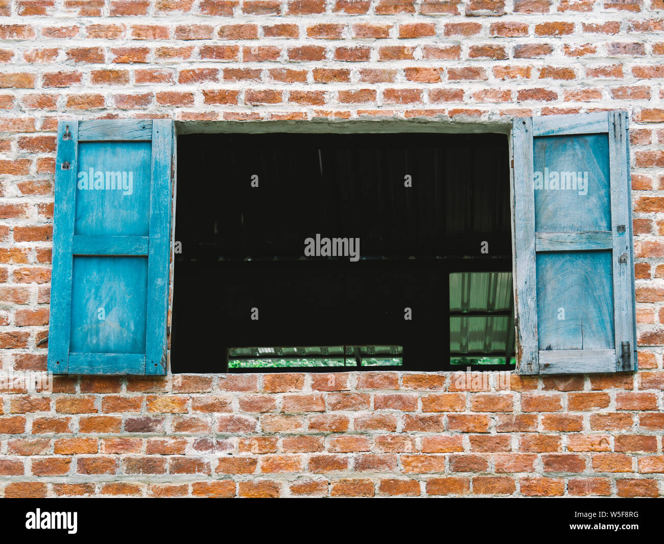 Blaues Fenster auf Mauer, Vintage Holzfenster Stockfoto