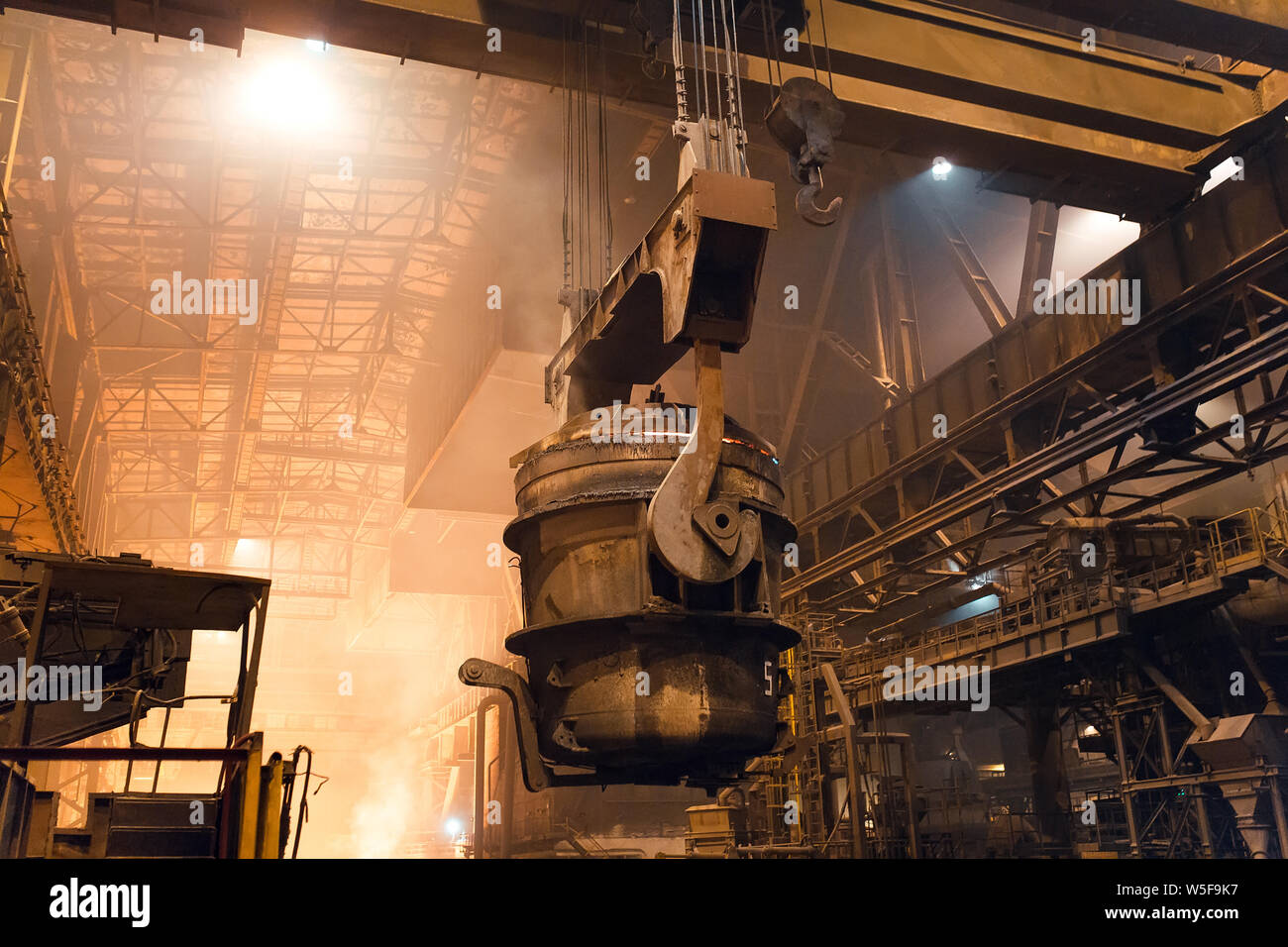 Schmelzen von Metall in einem Stahlwerk. Hohe Temperatur im Schmelzofen. Metallurgische Industrie. Stockfoto