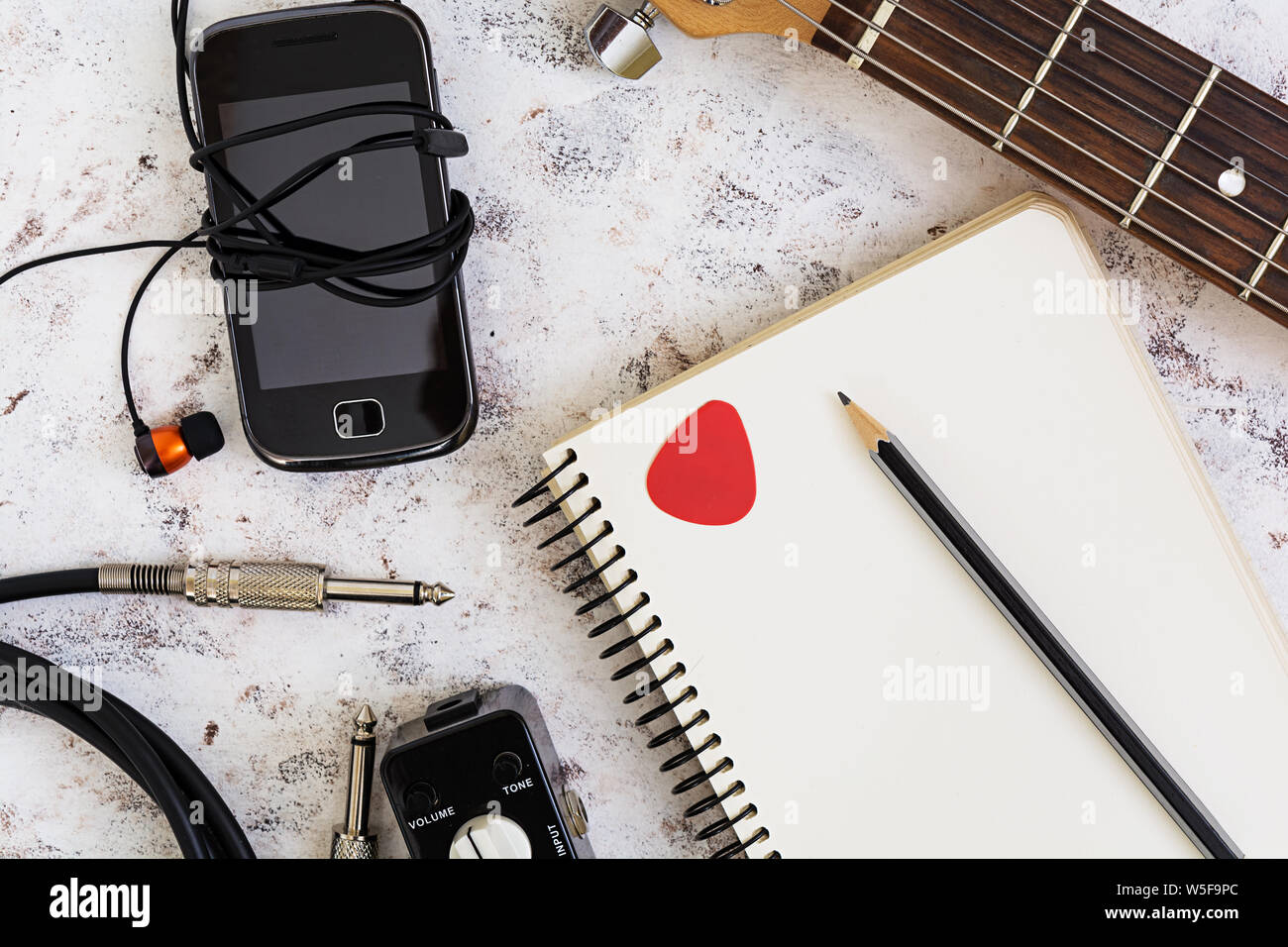 Musik Material. Gitarre, Guitar Pedal, Kopfhörer, Handy auf weißem  Hintergrund. Ansicht von oben. Flach Stockfotografie - Alamy