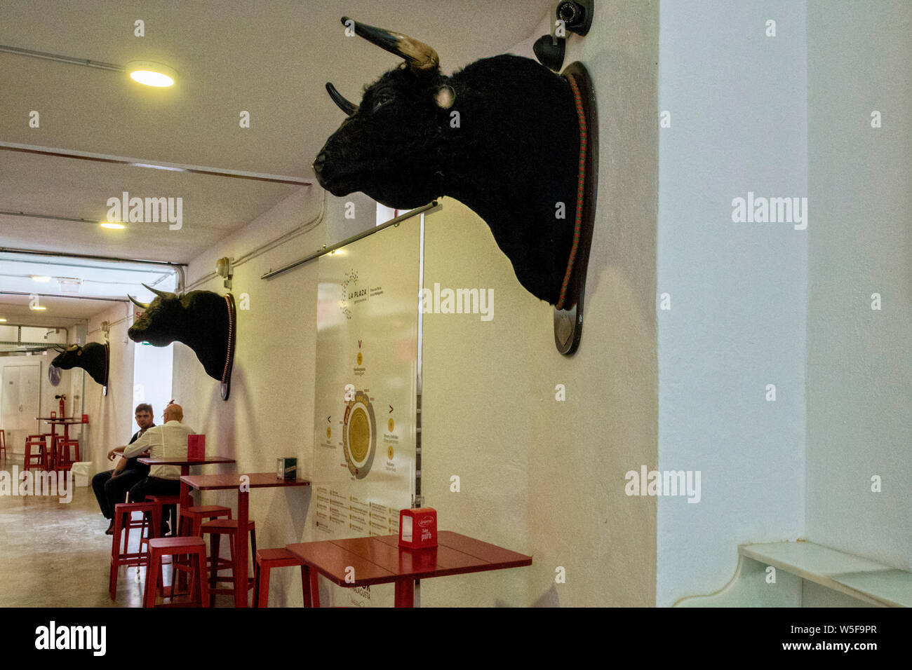 Bar in den Korridoren der Stierkampfarena Plaza de Toros de La Malagueta in Malaga, Andalusien, Spanien Stockfoto