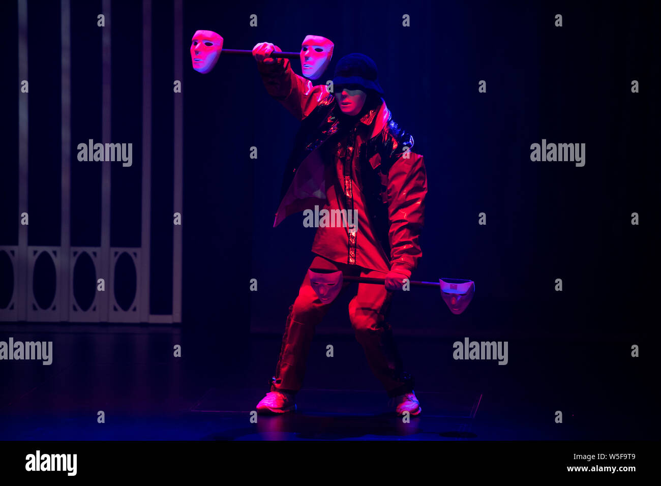 Mitglieder der amerikanischen Hip Hop Dance Crew Jabbawockeez während ihrer ersten Macau residency zeigen im MGM Cotai Hotel in Macau, China, 2 Mar durchführen Stockfoto