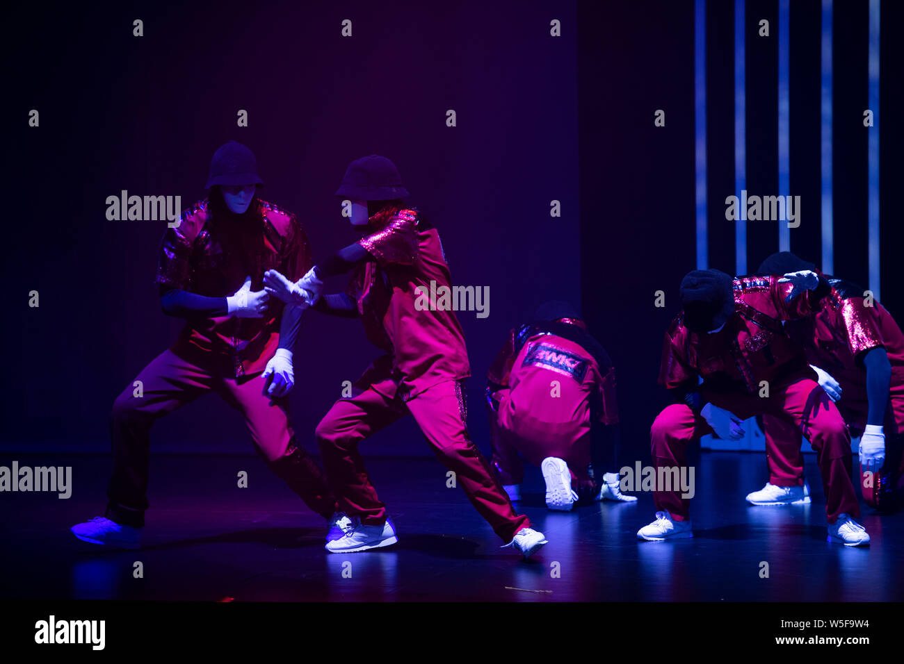 Mitglieder der amerikanischen Hip Hop Dance Crew Jabbawockeez während ihrer ersten Macau residency zeigen im MGM Cotai Hotel in Macau, China, 2 Mar durchführen Stockfoto