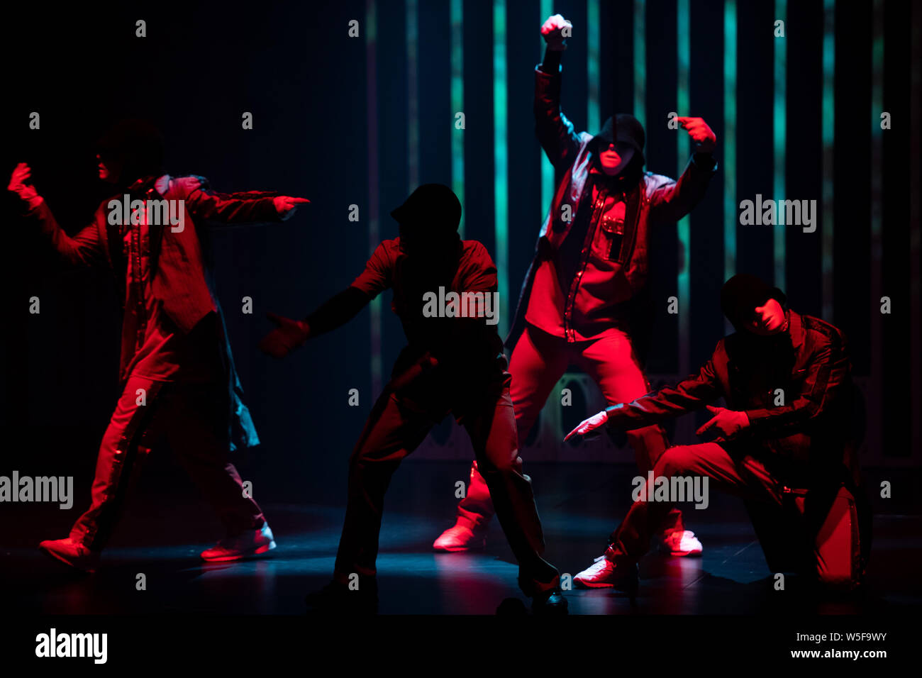 Mitglieder der amerikanischen Hip Hop Dance Crew Jabbawockeez während ihrer ersten Macau residency zeigen im MGM Cotai Hotel in Macau, China, 2 Mar durchführen Stockfoto