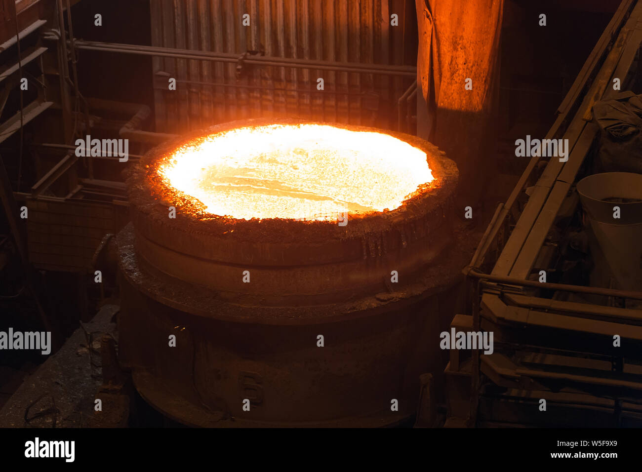Schmelzen von Metall in einem Stahlwerk. Hohe Temperatur im Schmelzofen. Metallurgische Industrie. Stockfoto