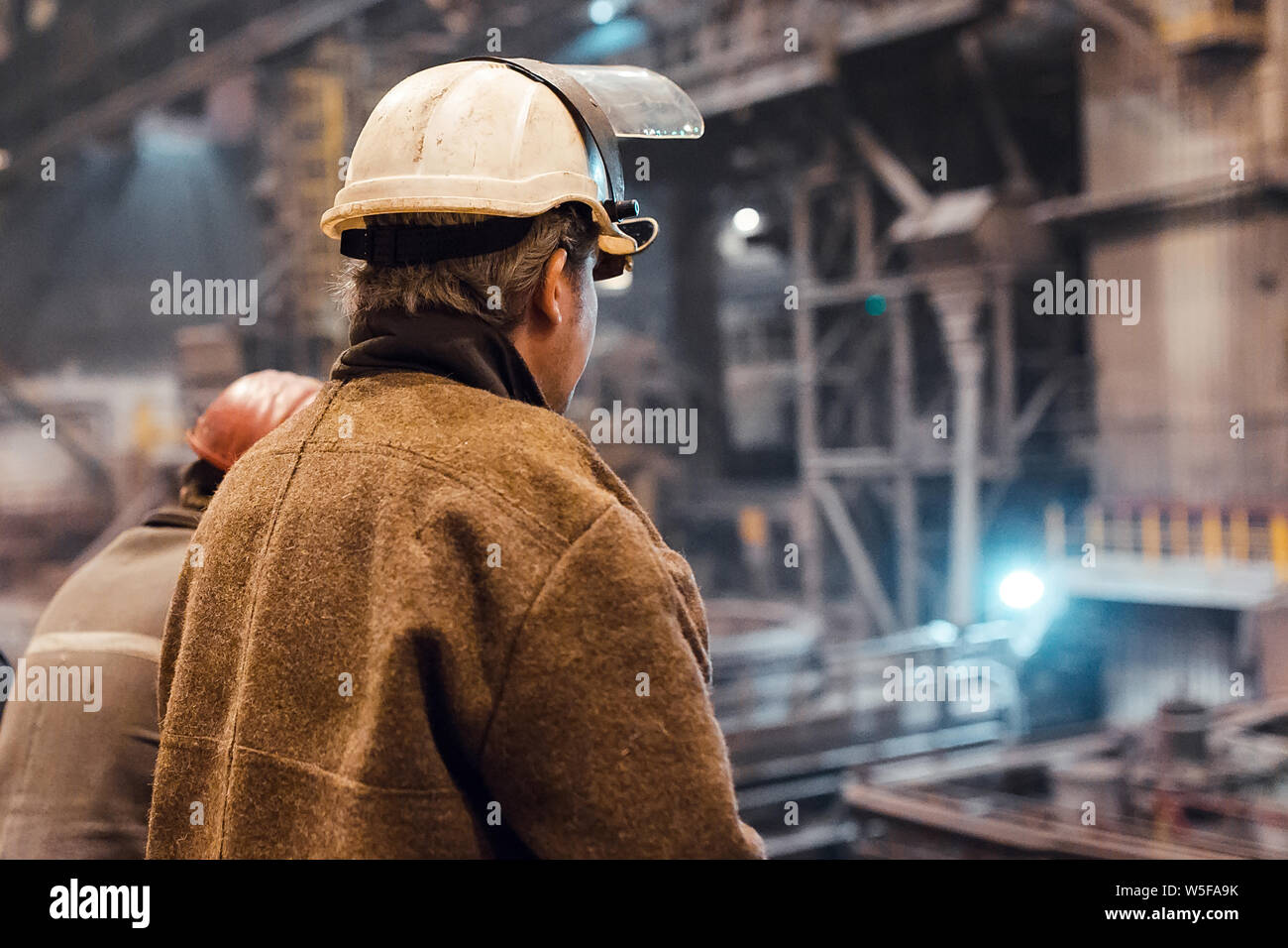 Streik der Arbeiter in der Schwerindustrie. Riesige Eisenhütte. Stockfoto