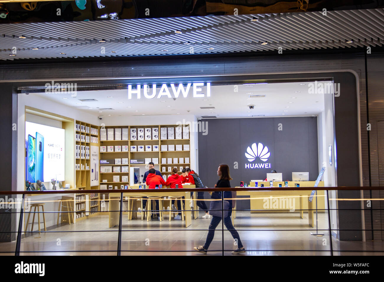 Ein chinesischer Mitarbeiter an einem Geschäft von Huawei in Shanghai, China, 8. März 2019. Ein älterer Philippinische offizielle hat gesagt, dass Chinas telecommunicati Stockfoto