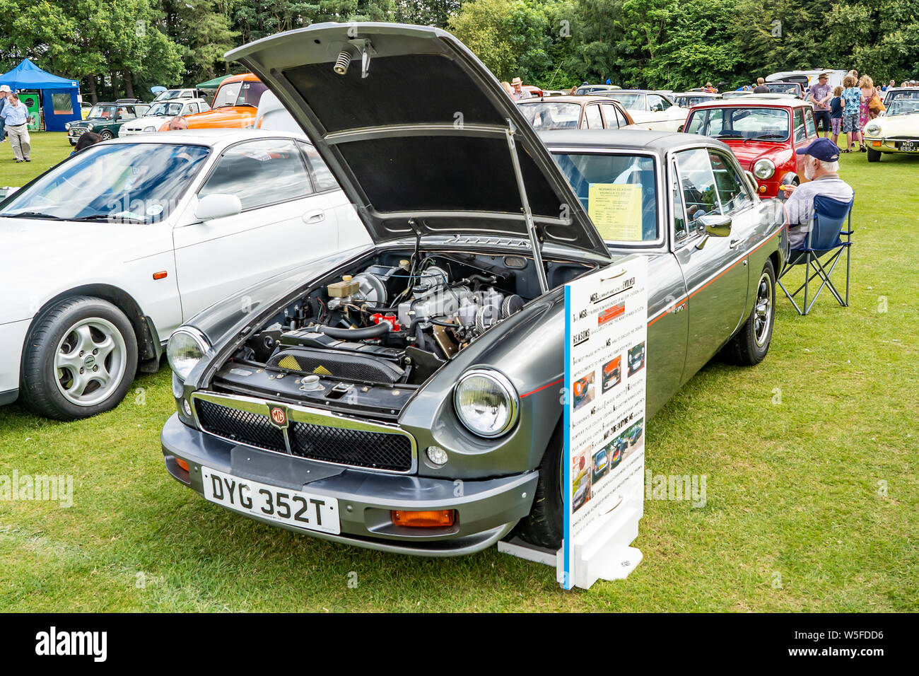 Vorderansicht eines klassischen MG BGT Auto mit der Motorhaube mit der Engine auf Anzeige an das jährliche Oldtimertreffen in Wroxham, Norfolk, Großbritannien Stockfoto