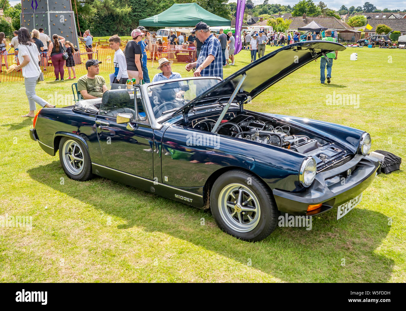 Seitenansicht eines klassischen MG Midget Sport Auto, in schwarz, mit seiner Motorhaube bis auf das jährliche Oldtimertreffen in Wroxham, Norfolk, Großbritannien Stockfoto