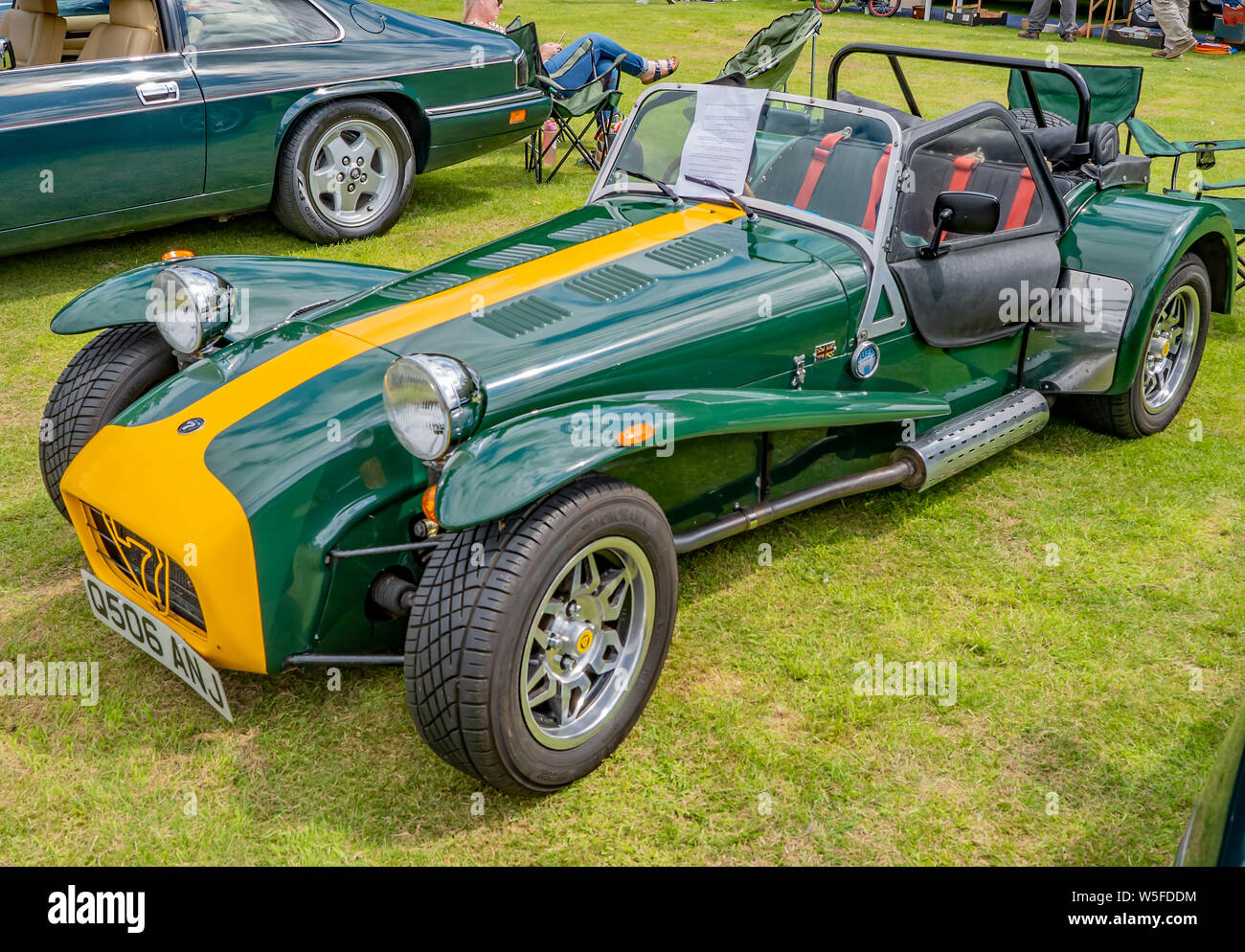 Seite Blick auf eine klassische Lotus 7 Kit Car in British Racing Green und Gelb auf Anzeige an das jährliche Oldtimertreffen in Wroxham, Norfolk, Großbritannien Stockfoto