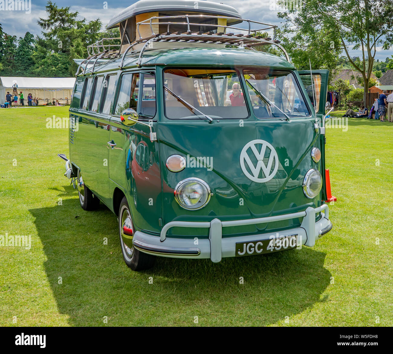 Vorderansicht eines klassischen VW Wohnmobil auf Anzeige an das jährliche Oldtimertreffen in Wroxham, Norfolk, Großbritannien Stockfoto