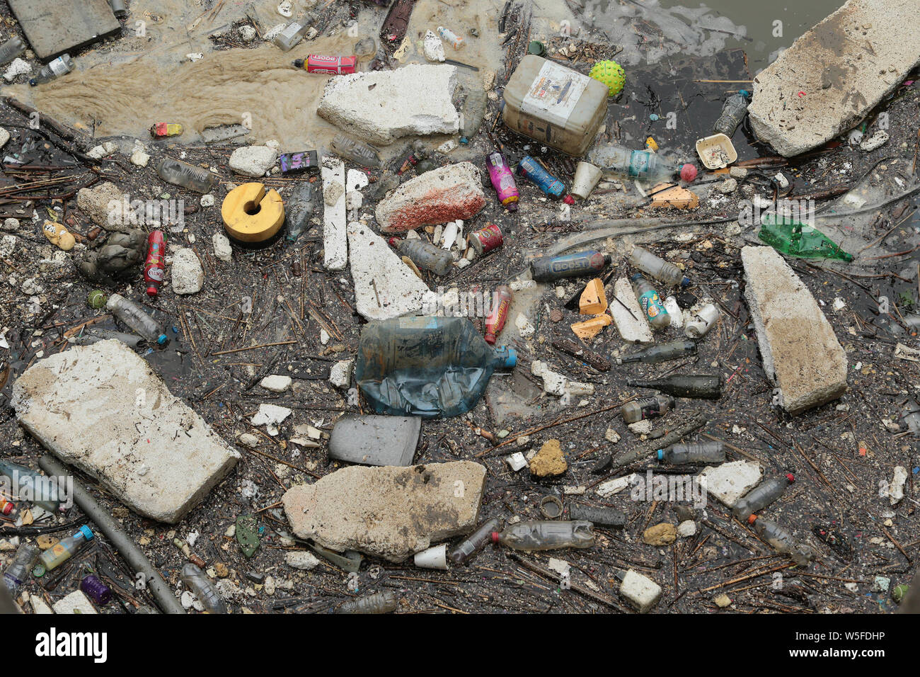 Müll türmt sich an die Schleusentore der Limehouse Marina im Osten von London. Stockfoto
