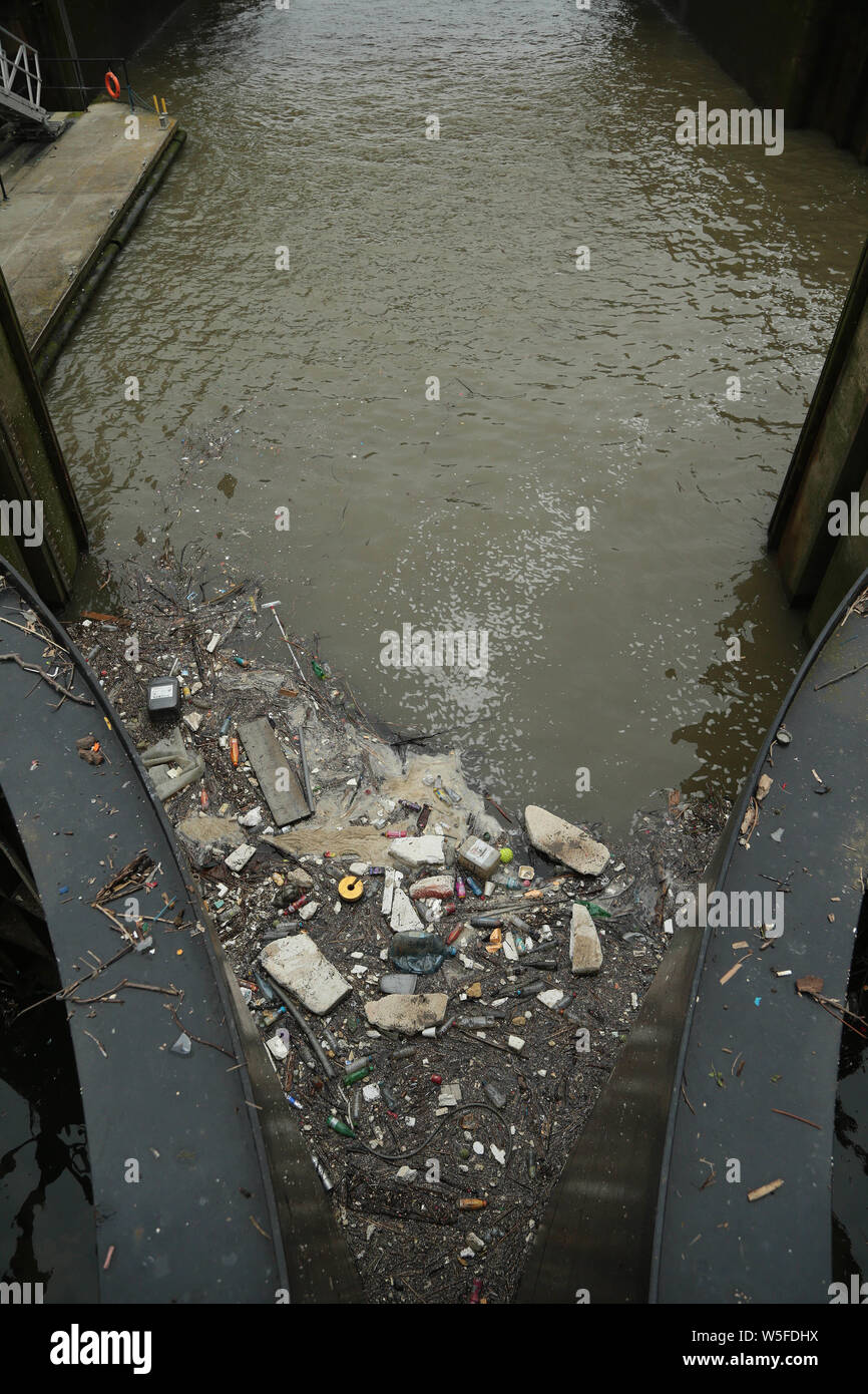 Müll türmt sich an die Schleusentore der Limehouse Marina im Osten von London. Stockfoto