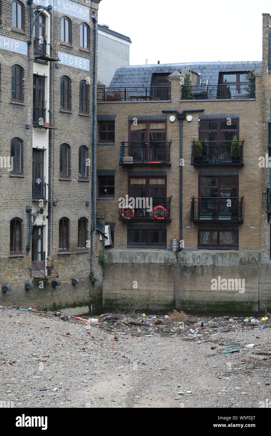 Kalkofen Docks Limehouse East London, Müll und Kunststoffe, die in die Themse geworfen wird, sammelt sich am Ende. Stockfoto