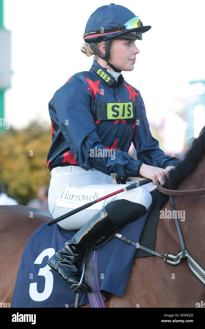 Jockey Poppy Bridgewater am Brighton Racecourse Stockfoto