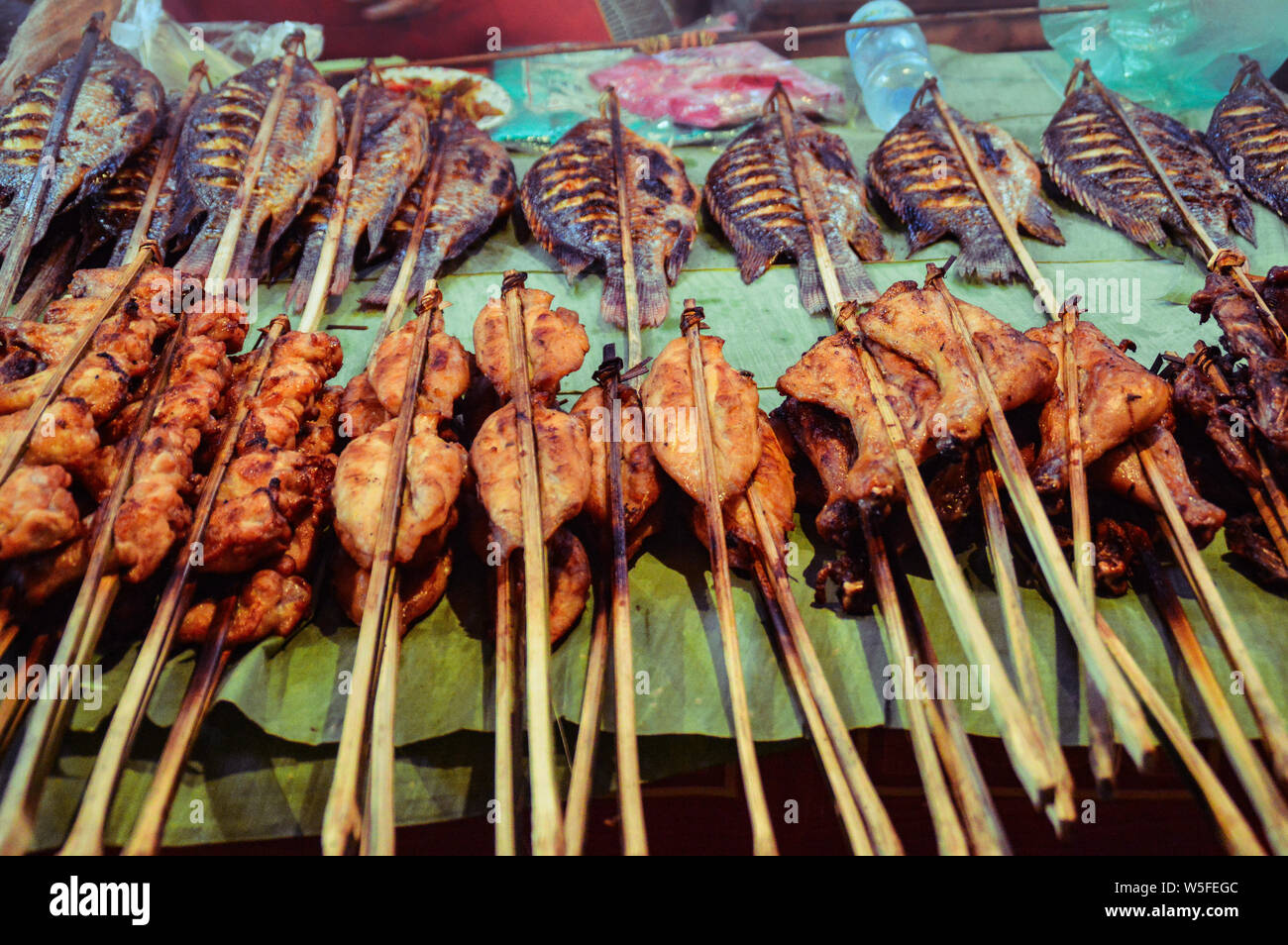 Die berühmten Luang Prabang morgens auf dem Markt von Laos zur Schau stellt authentische lokale Laotischen essen und exotische Gerichte Stockfoto