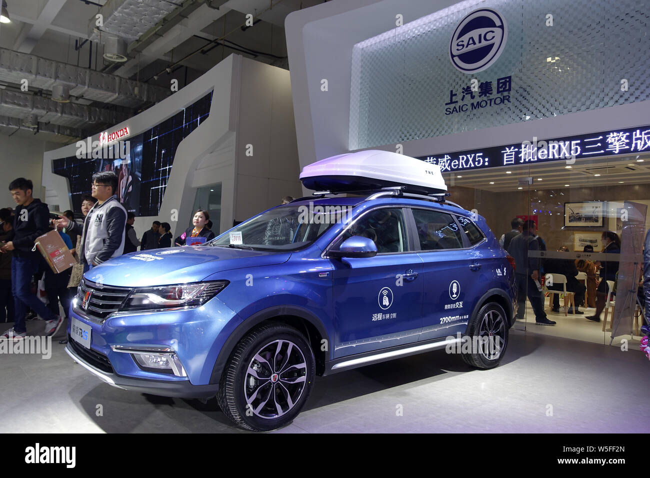 ---- Menschen besuchen den Stand der Shanghai Automotive Industry Corporation (SAIC) während Automobil Ausstellung in Ji'nan City's East China Shandong p Stockfoto