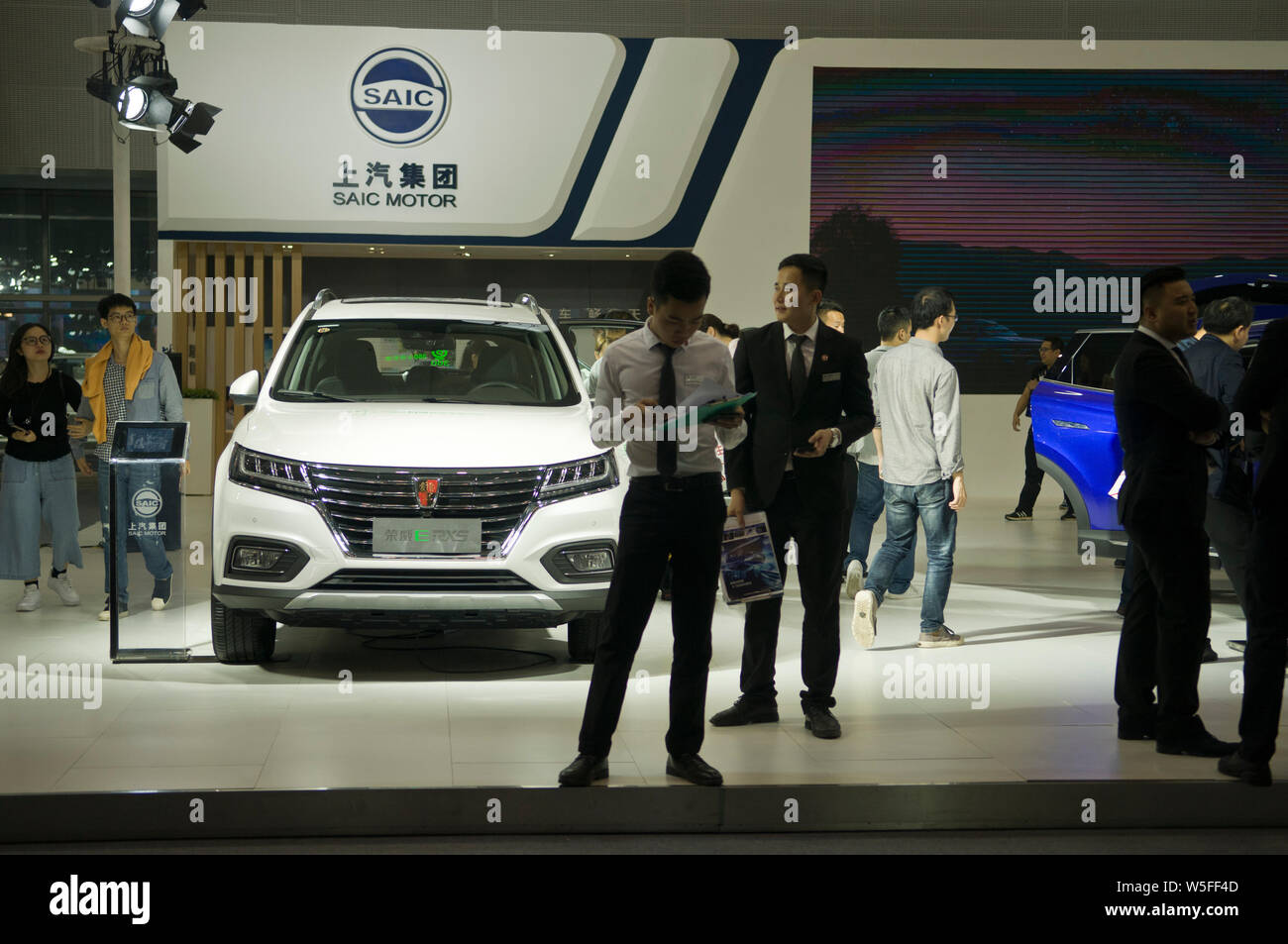 ---- Menschen besuchen den Stand der Shanghai Automotive Industry Corporation (SAIC) während des 16. China (Guangzhou) Internationale Automobil Exhibitio Stockfoto