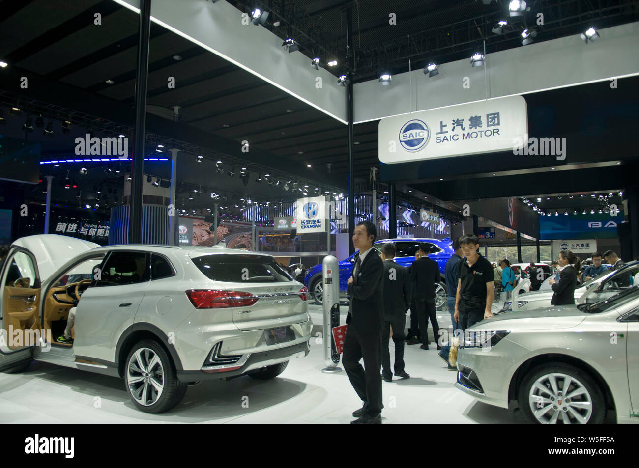 ---- Menschen besuchen den Stand der Shanghai Automotive Industry Corporation (SAIC) während des 16. China (Guangzhou) Internationale Automobil Exhibitio Stockfoto