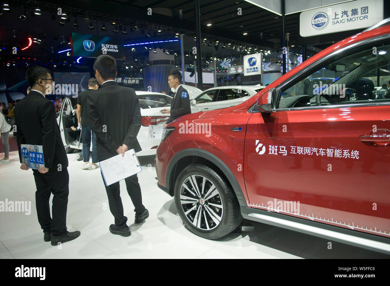 ---- Menschen besuchen den Stand der Shanghai Automotive Industry Corporation (SAIC) während des 16. China (Guangzhou) Internationale Automobil Exhibitio Stockfoto