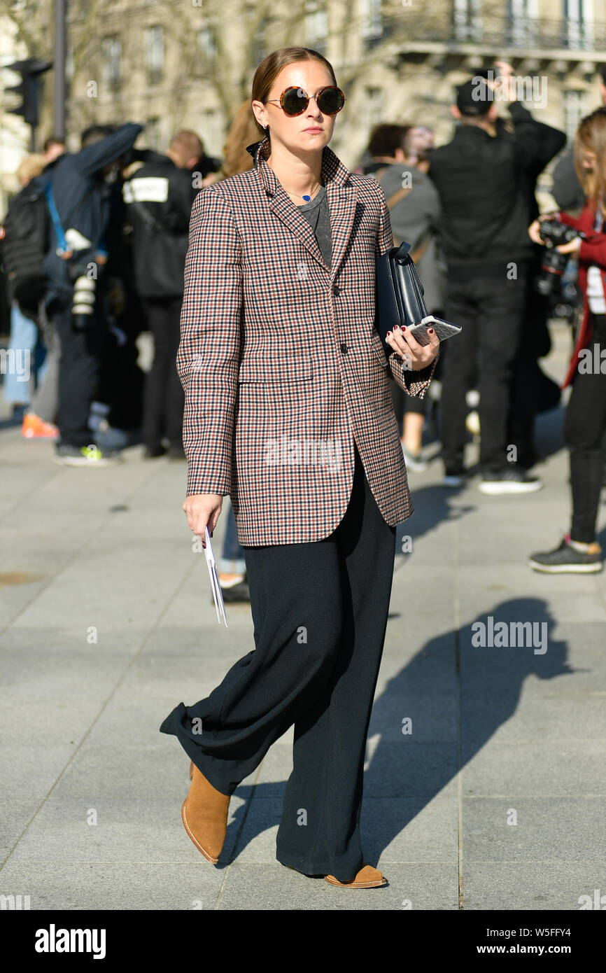 Ein fussgänger stellt für eine street style Snap während der Paris Fashion Week Herbst/Winter 2019 in Paris, Frankreich, 27. Februar 2019. Stockfoto