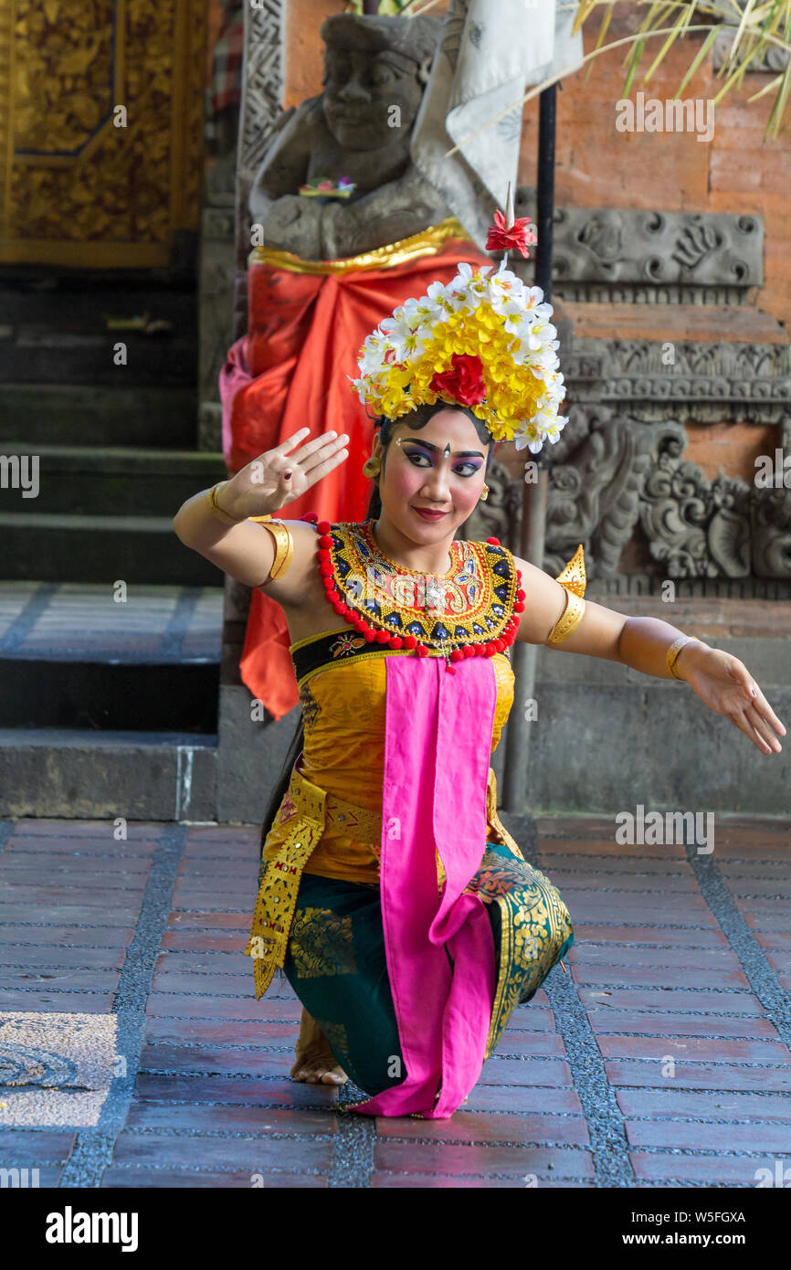 Der Balinesischen Frau führen Sie einen Tanz - Schauspiel Geschichten aus den Episoden der Barongan epic nahm. Barongan ist ein Löwe - wie Geschöpf in der Mythologie. Stockfoto