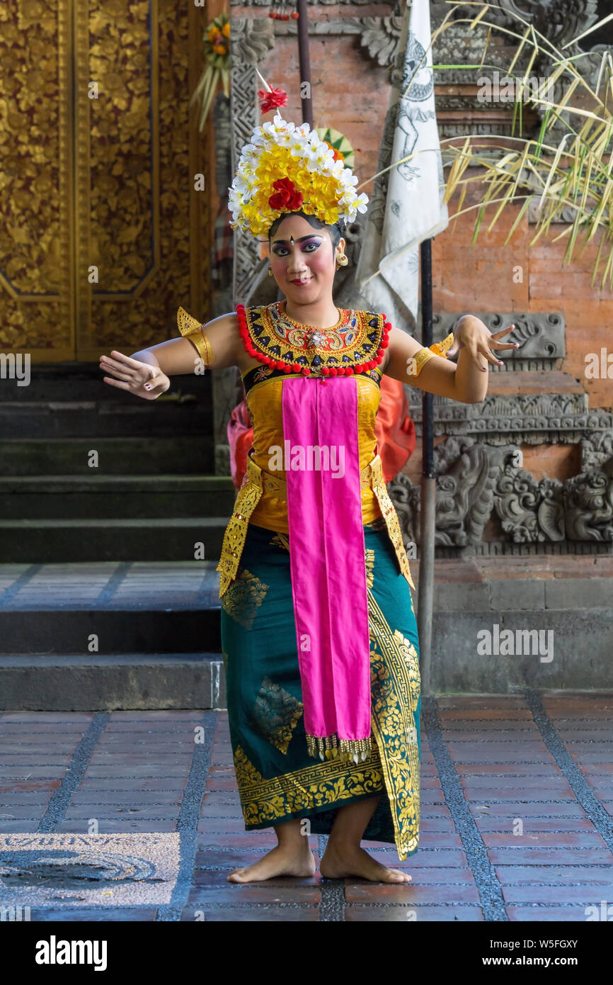 Der Balinesischen Frau führen Sie einen Tanz - Schauspiel Geschichten aus den Episoden der Barongan epic nahm. Barongan ist ein Löwe - wie Geschöpf in der Mythologie. Stockfoto