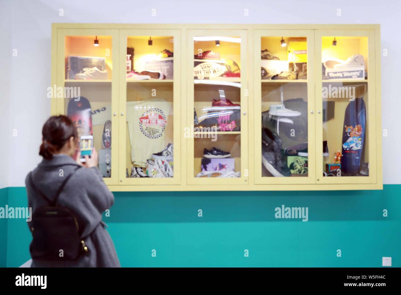 Besucher Vans-themed Klassen an der 'ComfyCush High School 'Aktivierung von Vans in Shanghai, China, 2. März 2019 gestartet. Classic Vans Era sil Stockfoto