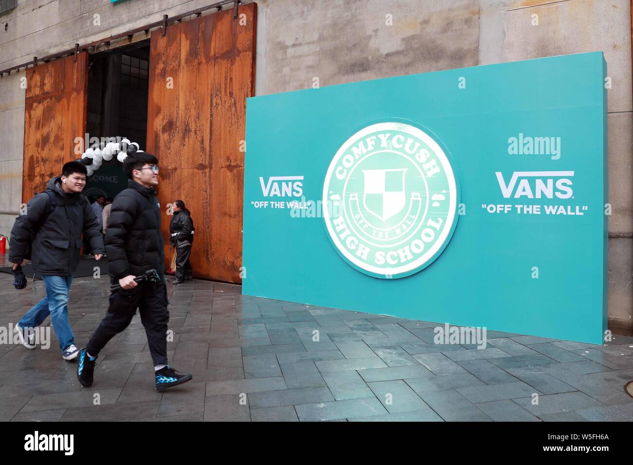 Besucher Vans-themed Klassen an der 'ComfyCush High School 'Aktivierung von Vans in Shanghai, China, 2. März 2019 gestartet. Classic Vans Era sil Stockfoto