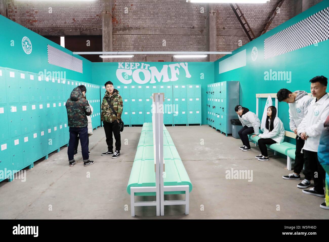 Besucher Vans-themed Klassen an der 'ComfyCush High School 'Aktivierung von Vans in Shanghai, China, 2. März 2019 gestartet. Classic Vans Era sil Stockfoto