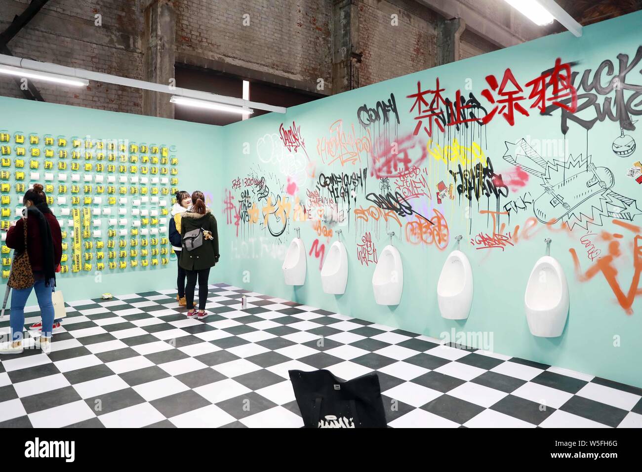 Besucher Vans-themed Klassen an der 'ComfyCush High School 'Aktivierung von Vans in Shanghai, China, 2. März 2019 gestartet. Classic Vans Era sil Stockfoto