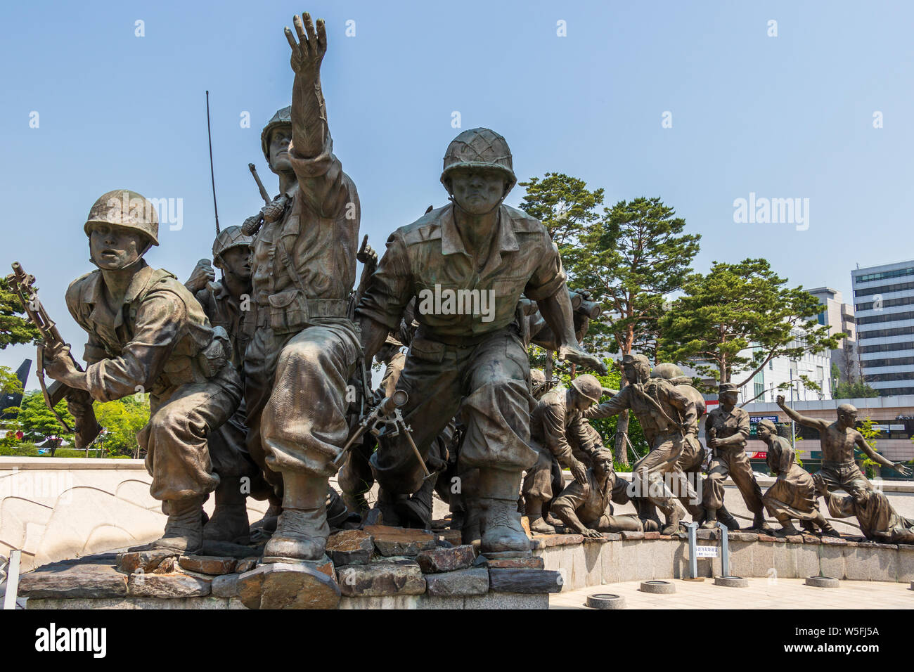 Zentrale Monument mit kämpfenden Soldaten Unternehmen für friedliche Wiedervereinigung im War Memorial von Korea. Yongsan, Seoul, Südkorea, Asien. Stockfoto