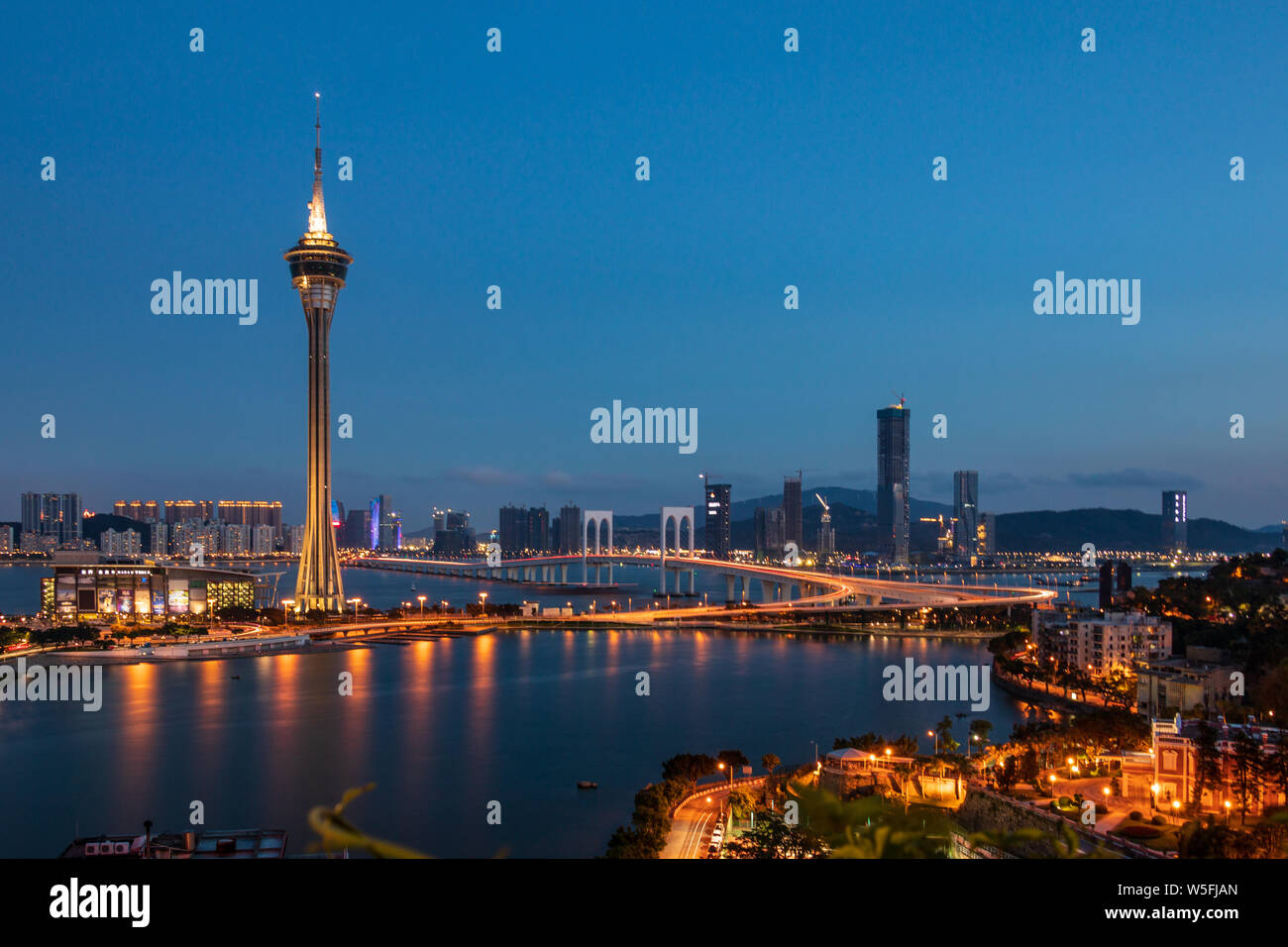 Abends Skyline von Macau Praia Grande, Sai Van Brücke, Taipa Bezirk und Turm, Torre de Macau. Se, Macau, China. Stockfoto