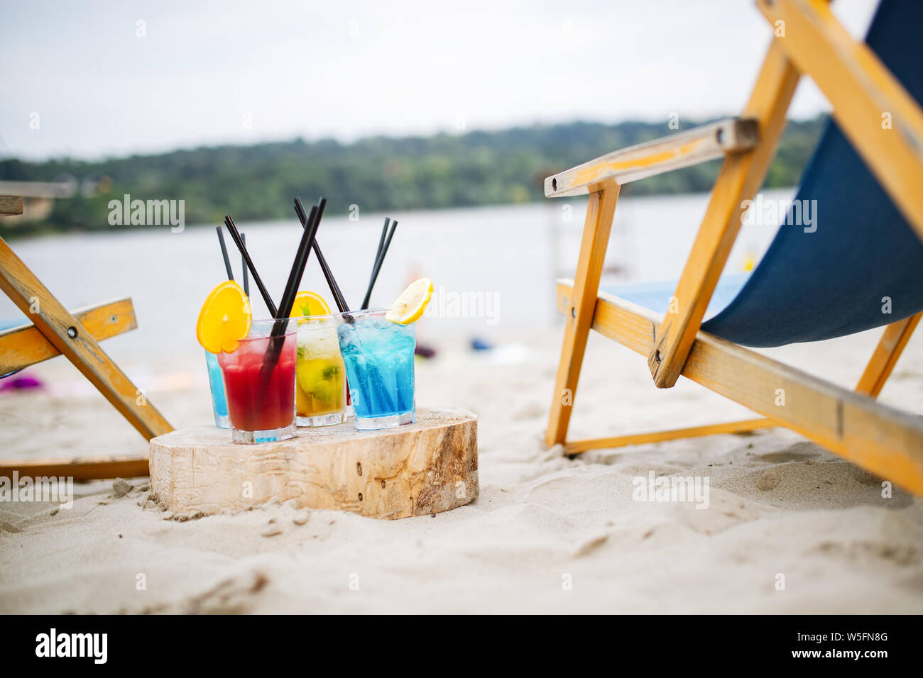 Sommer Getränke mit blur Strand für den Hintergrund. Ferienhäuser Konzept. Stockfoto Sommer Getränke mit blur Strand für den Hintergrund. Ferienhäuser Konzept. Stockfoto