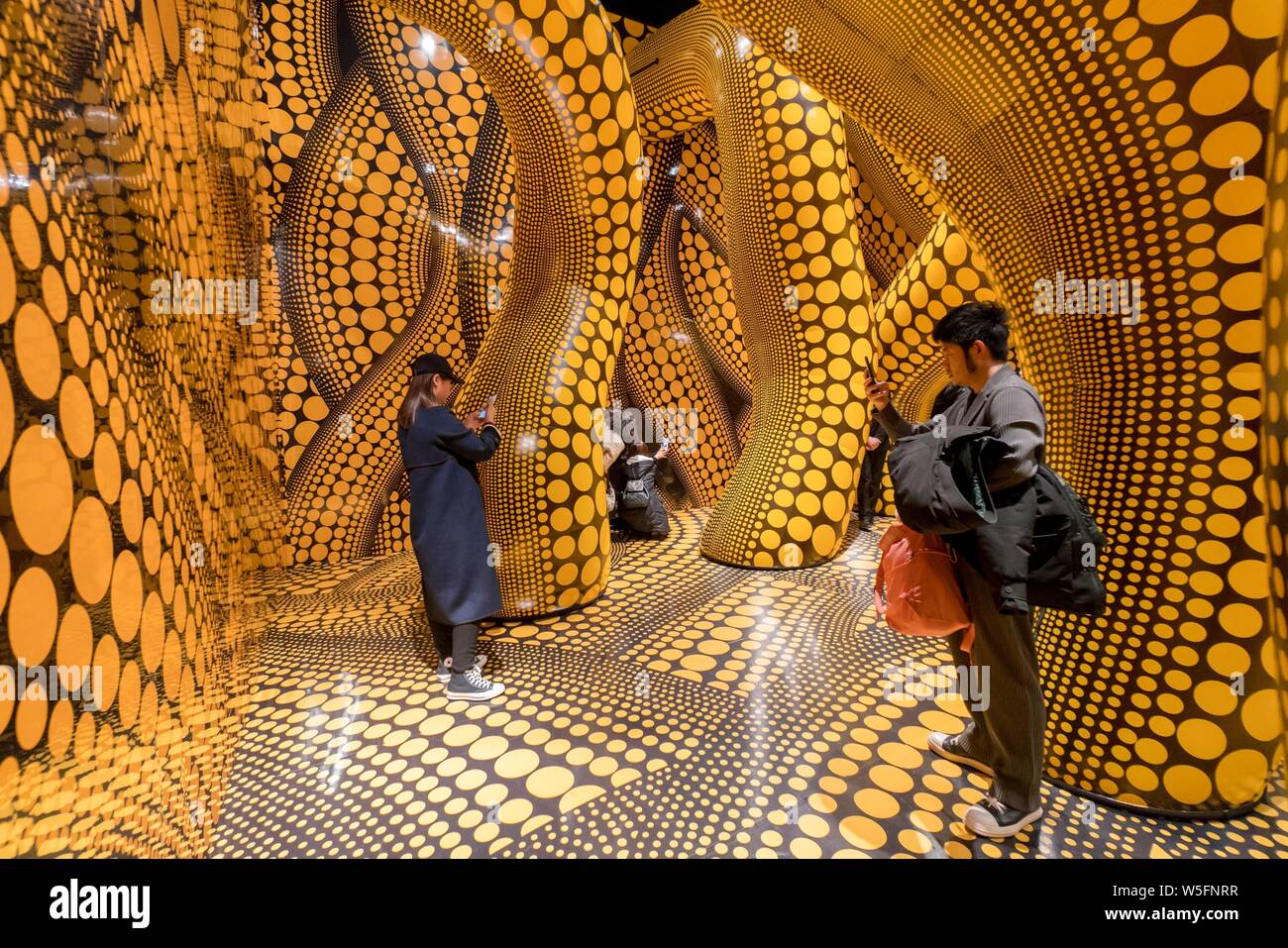 Menschen besuchen die "Alles über Liebe spricht Forever' Ausstellung von Japanischen zeitgenössischen Künstler Yayoi Kusama in Shanghai, China, 7. März 2019. Eine der Th Stockfoto