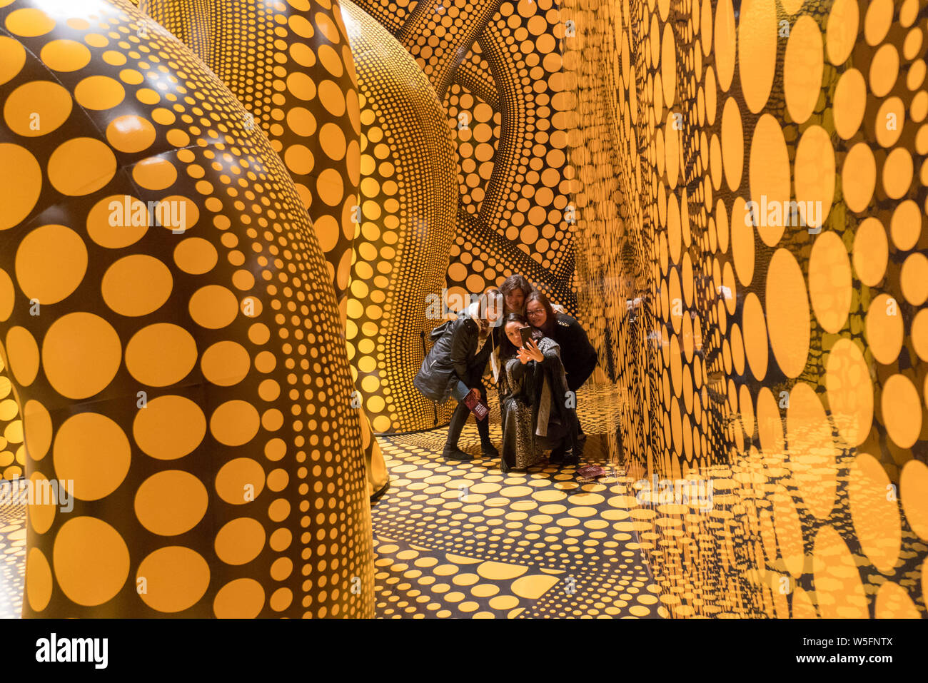 Menschen besuchen die "Alles über Liebe spricht Forever' Ausstellung von Japanischen zeitgenössischen Künstler Yayoi Kusama in Shanghai, China, 7. März 2019. Eine der Th Stockfoto