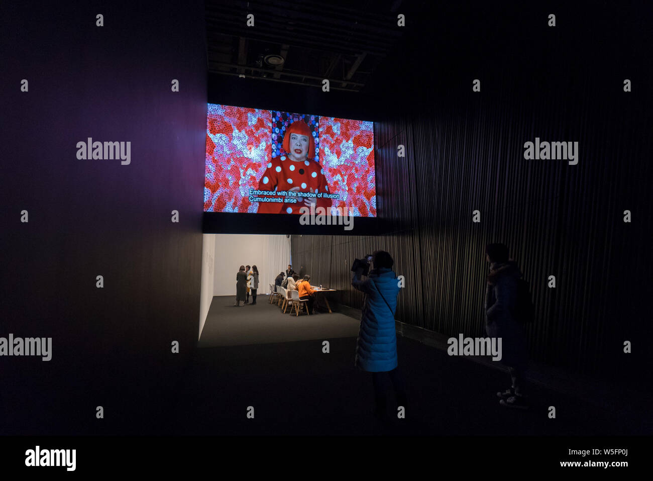 Menschen besuchen die "Alles über Liebe spricht Forever' Ausstellung von Japanischen zeitgenössischen Künstler Yayoi Kusama in Shanghai, China, 7. März 2019. Eine der Th Stockfoto