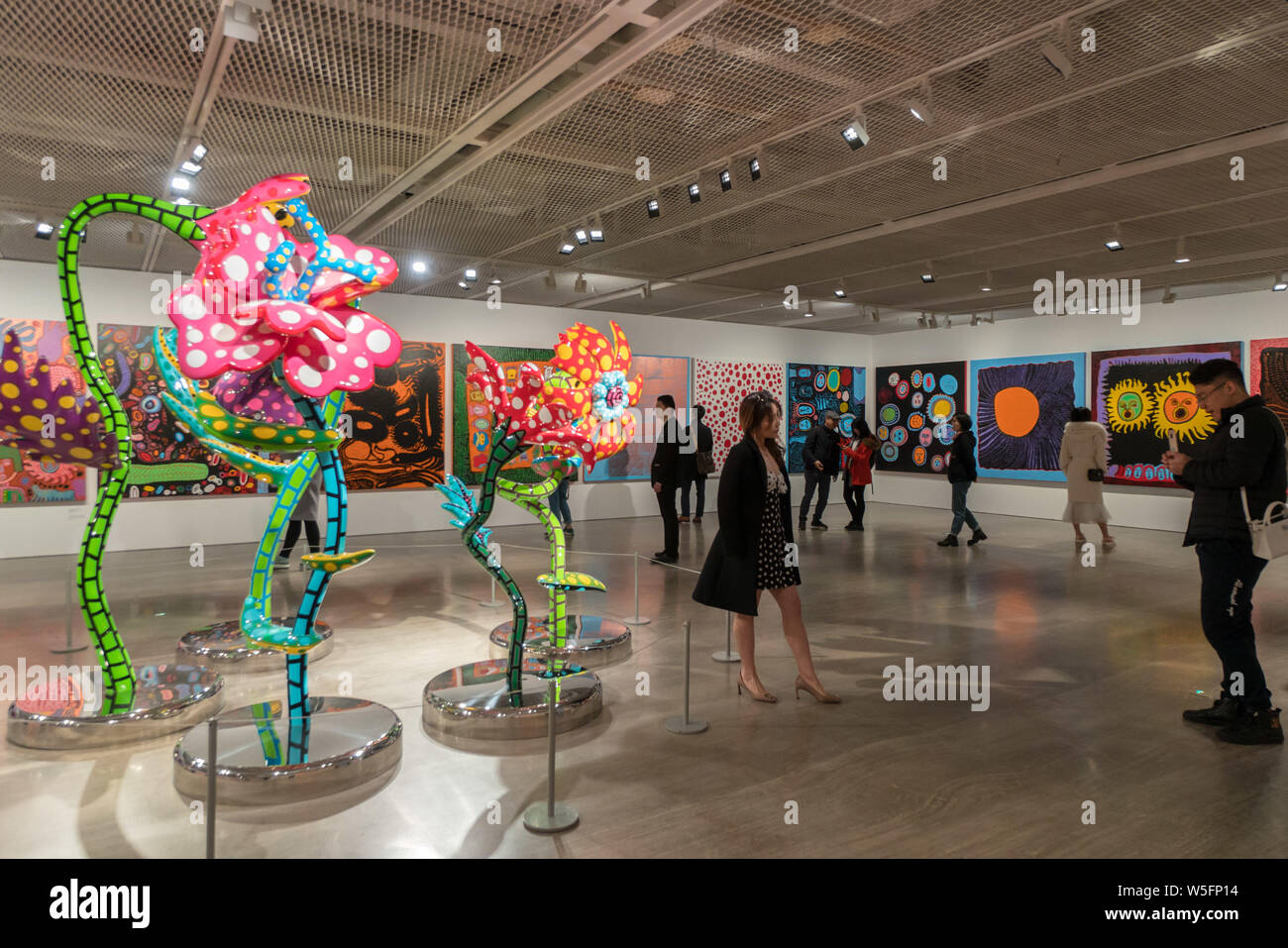 Menschen besuchen die "Alles über Liebe spricht Forever' Ausstellung von Japanischen zeitgenössischen Künstler Yayoi Kusama in Shanghai, China, 7. März 2019. Eine der Th Stockfoto