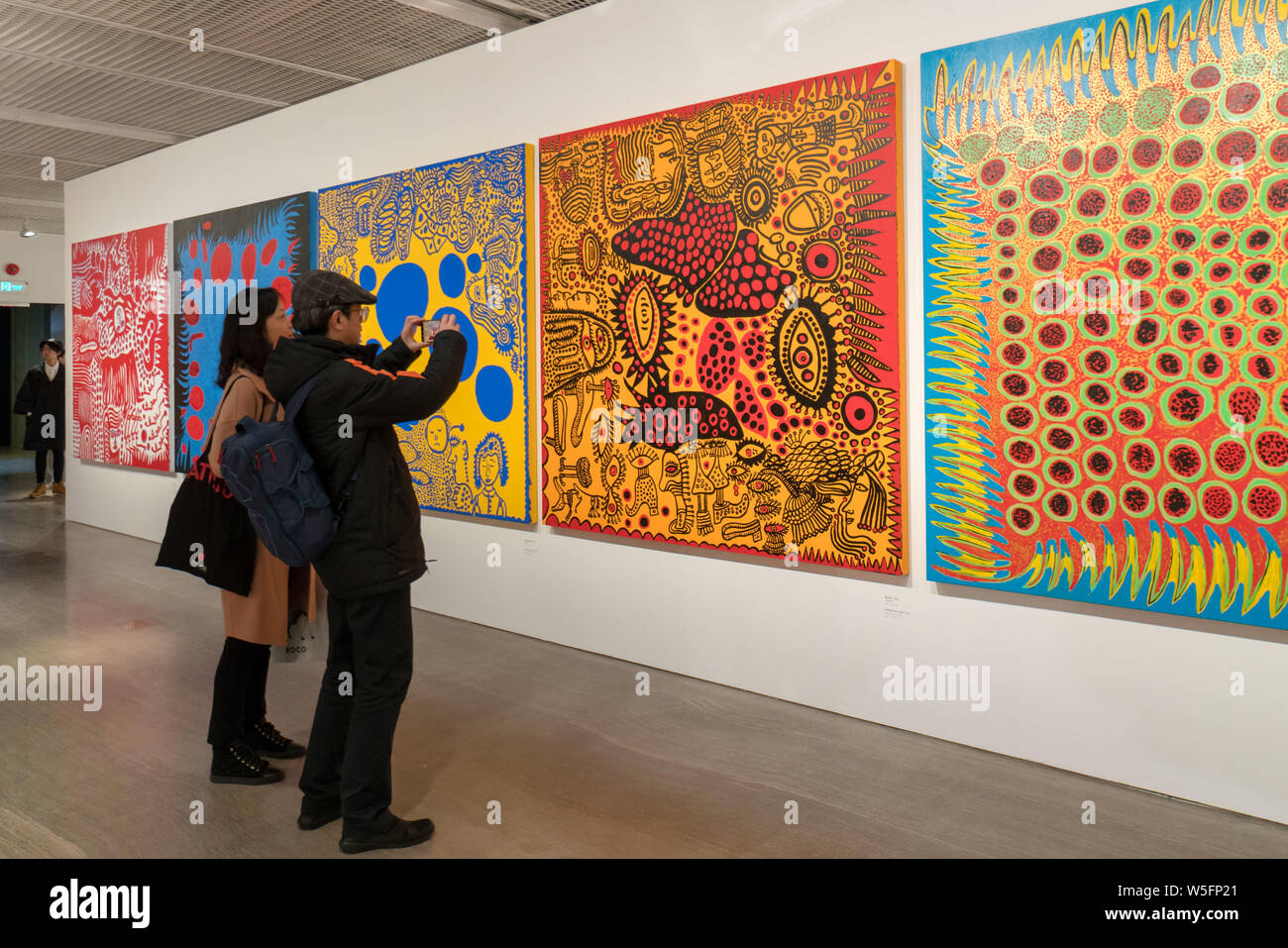 Menschen besuchen die "Alles über Liebe spricht Forever' Ausstellung von Japanischen zeitgenössischen Künstler Yayoi Kusama in Shanghai, China, 7. März 2019. Eine der Th Stockfoto