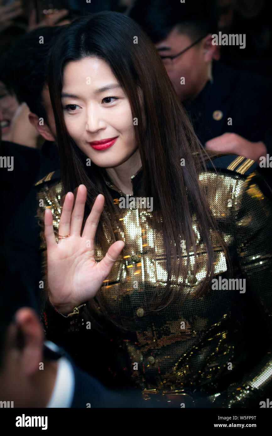 Koreanische Schauspielerin Jun Ji Hyun Auch Bekannt Unter Ihrem Englischen Namen Gianna Jun Eine Werbeveranstaltung Fur Hera In Nanjing City Besucht Der East China Jiangs Stockfotografie Alamy