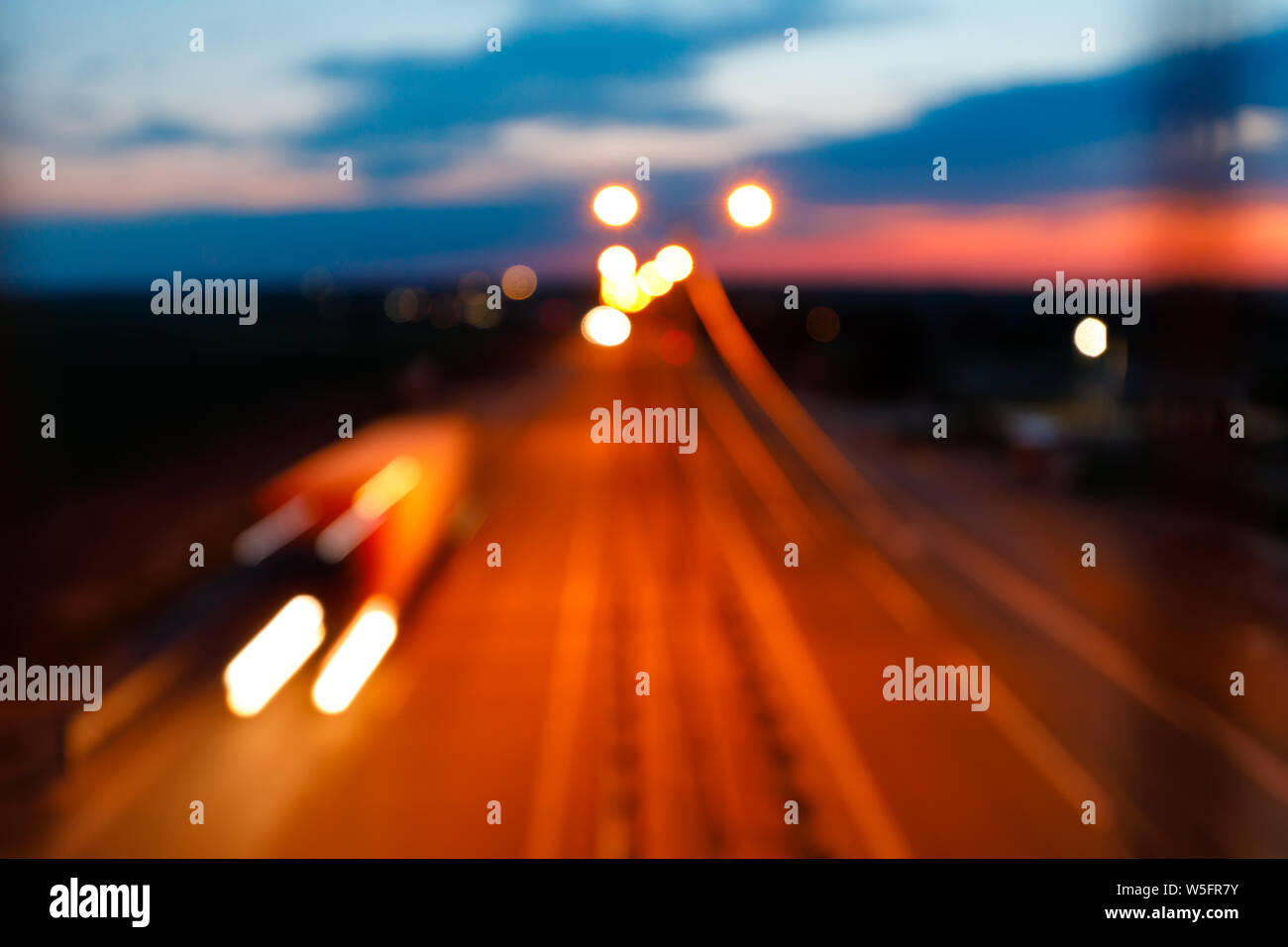 Der Verkehr auf der Autobahn in der Dämmerung. Defokussierten Schuß Stockfoto