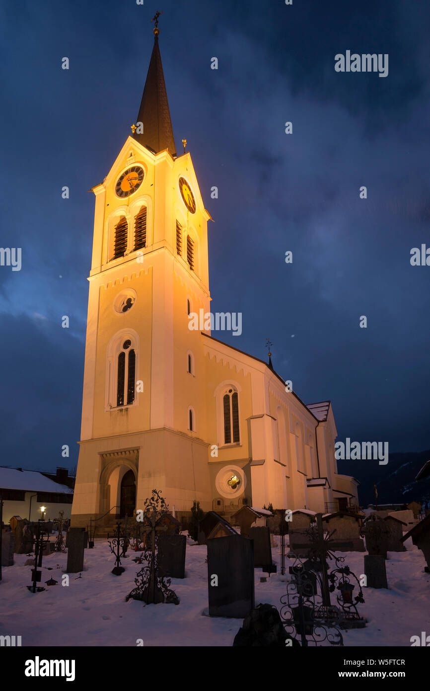 Österreich, Kleinwalsertal (Kleines Walsertal), Riezlern: der Kirchturm der Pfarrkirche Maria Opferung Stockfoto
