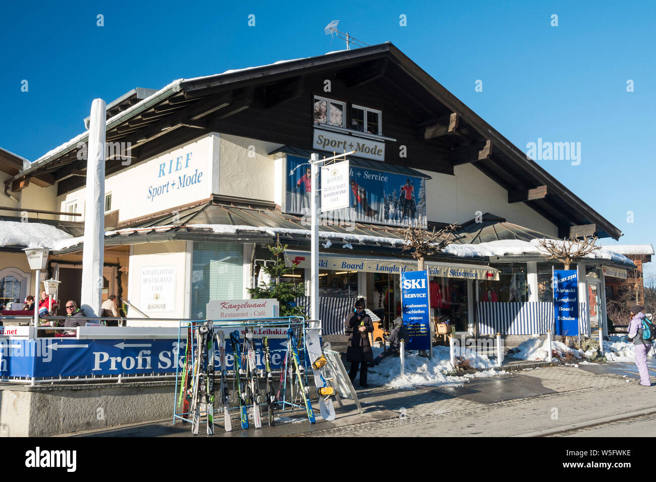 Österreich, Kleinwalsertal (Kleines Walsertal), Riezlern, Ski Service Shop Stockfoto