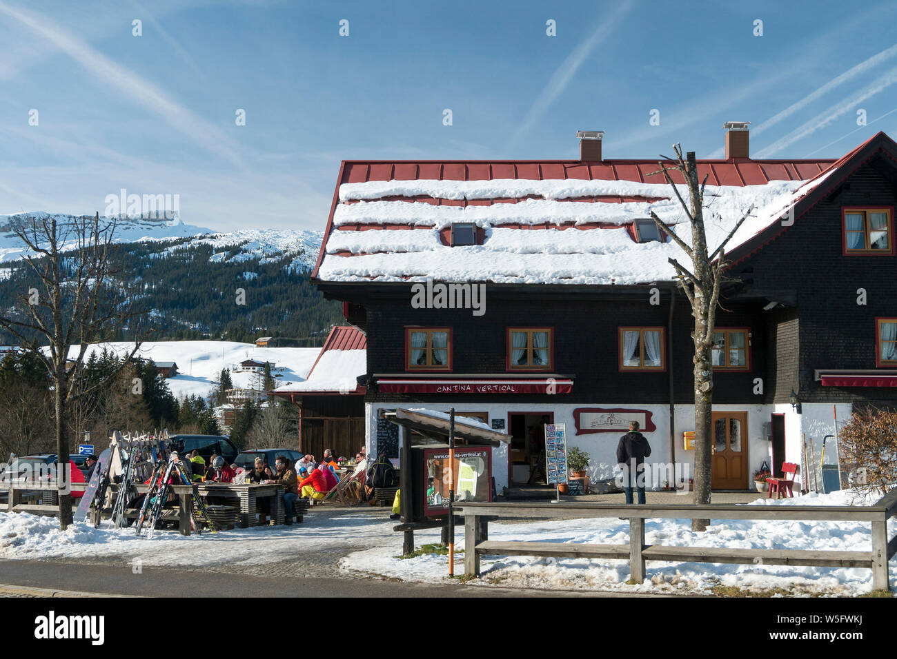 Österreich, Kleinwalsertal (Kleines Walsertal), Allgäuer Alpen, Riezlern Alpine Village, Bar, Restaurant Cantina Vertikale Stockfoto