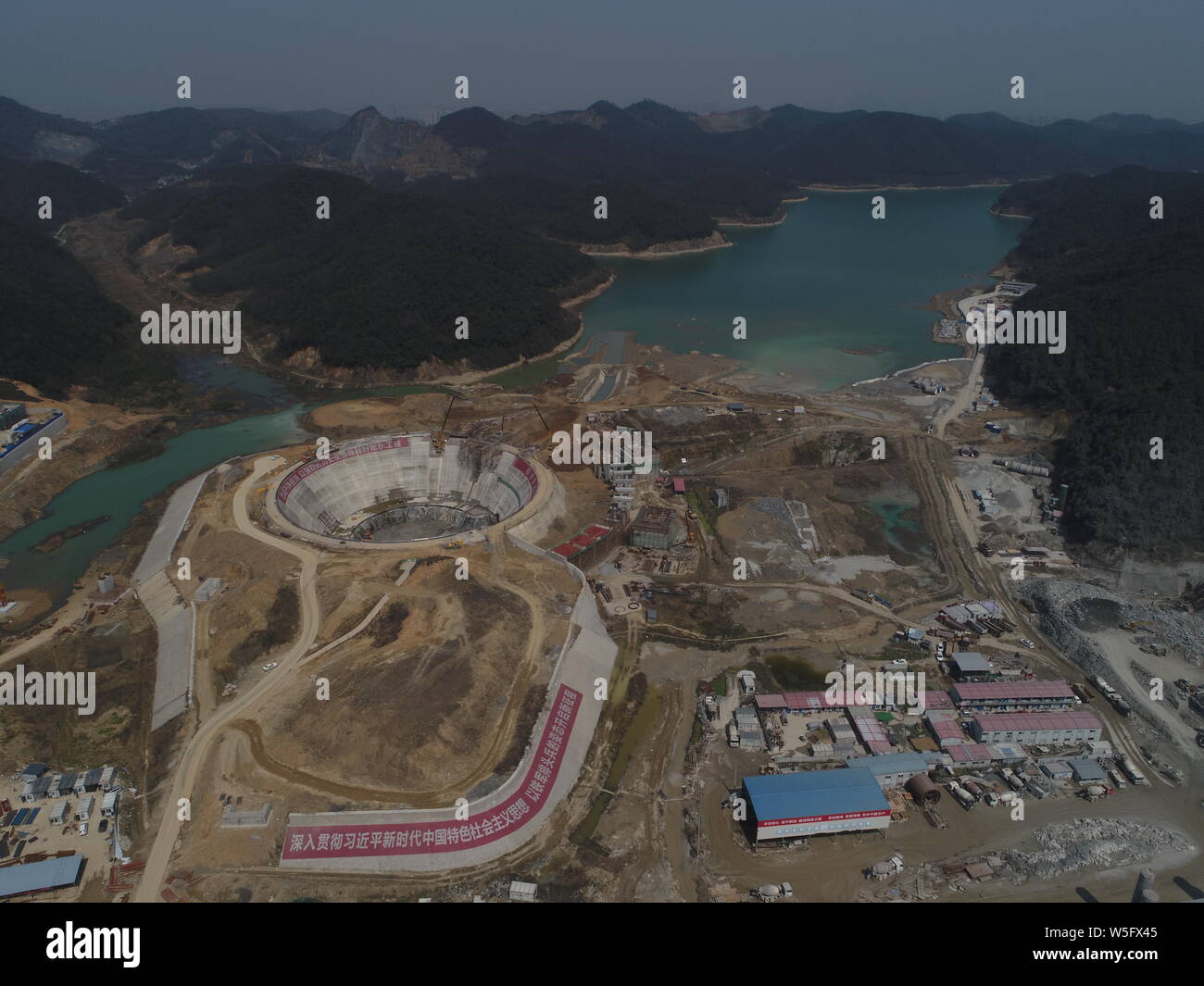 Luftaufnahme eines neu erbauten Stausee mit der Form eines Super Bowl am Qiandao Lake in Hangzhou City, East China Zhejiang provinz, 13 Ma Stockfoto