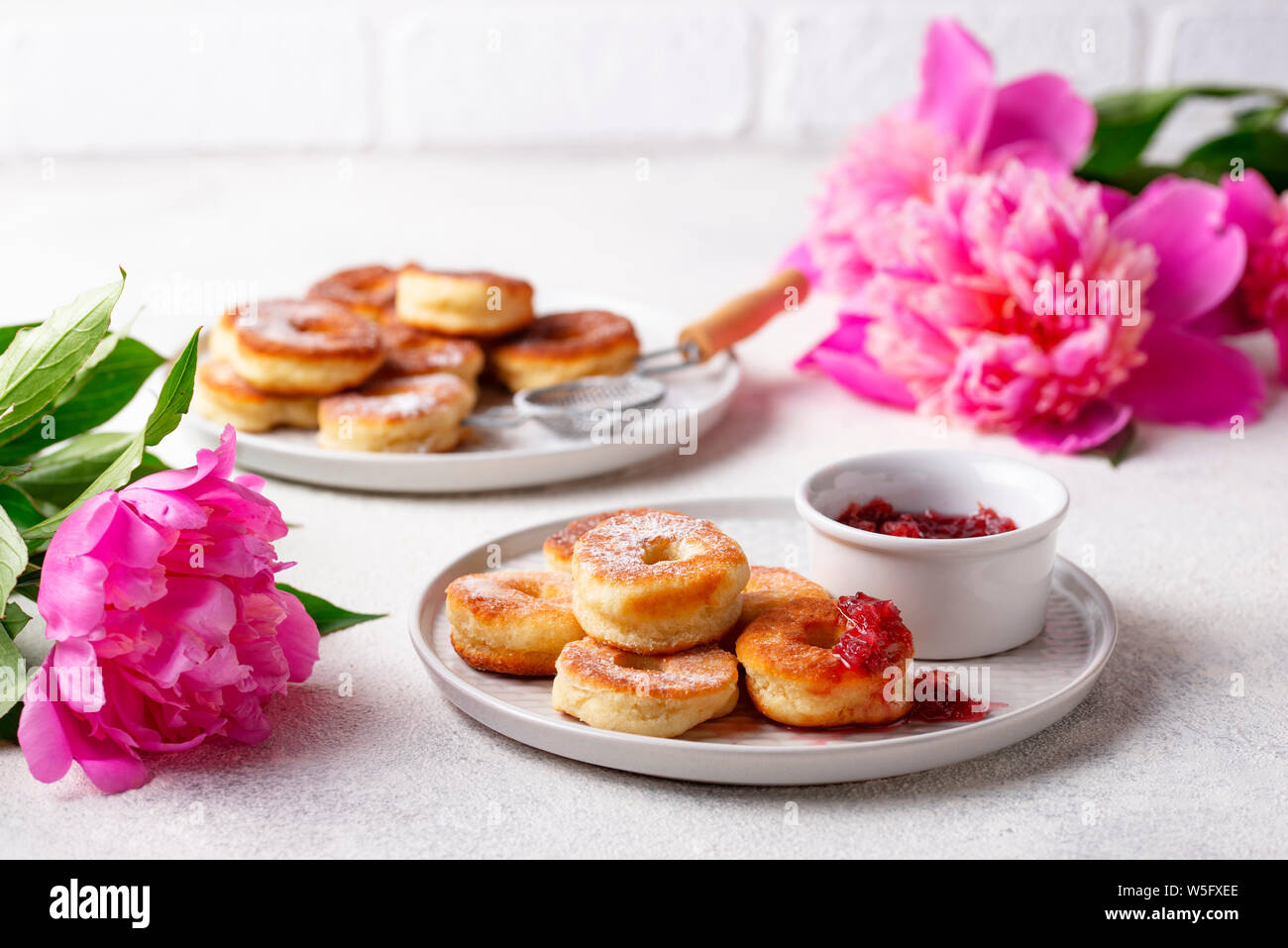 Hausgemachten Krapfen mit Rose jam Stockfoto